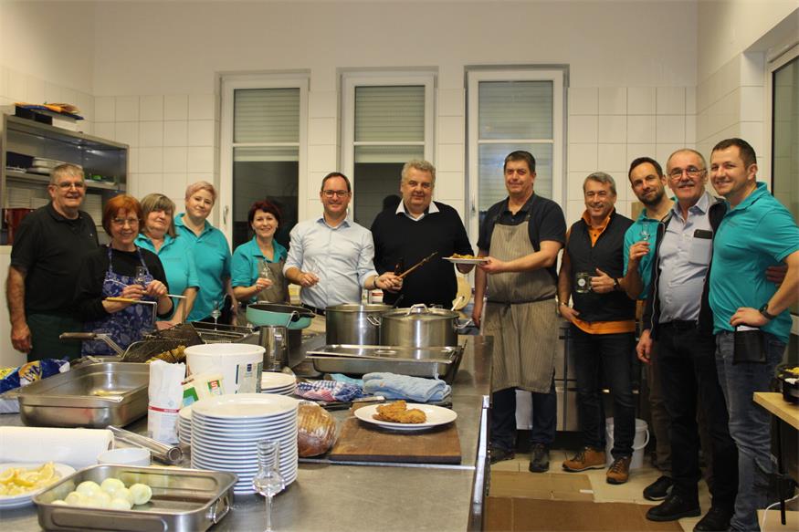 In der Sautanzküche. Das Küchenteam produzierte Köstlichkeiten am laufenden Band. Davon überzeugte sich bei einem Besuch in der Küche mit ein paar Stamperl im Gepäck nicht nur Bürgermeister Markus Landauer, sondern auch sein Amtskollege Hannes Igler aus Neckenmarktsowie Werner Neuhold. 