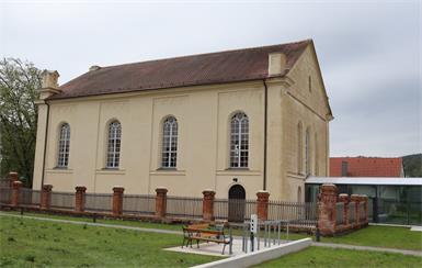 In der Synagoge ist bis 26. Juli die Ausstellung von Manfred Bockelmann zu sehen, auch für Schulen gibt es Workshops und Bildungsformate. 
