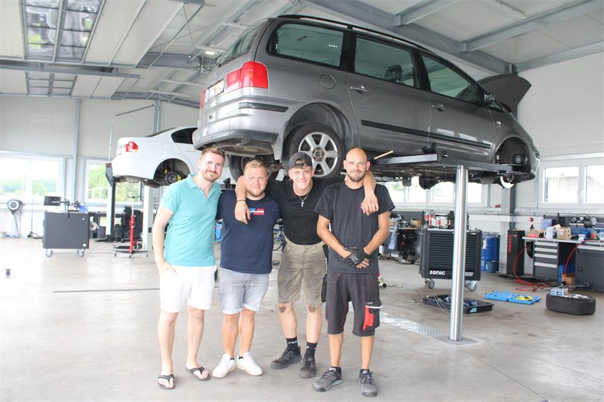 In der neuen Werkstatt reparieren Mechanikermeister Christian Gruber, Dominik Janota und Daniel Hafner – im Bild mit Chef Markus Larnsak (2.v.l.) – Fahrzeuge aller Marken.