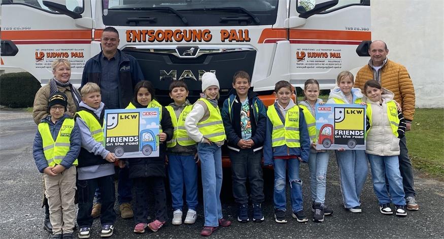 In einer Unterrichtsstunde wurde erarbeitet, wie das Leben ohne Lkw aussehen würde, in der zweiten Unterrichtsstunde stand ein Lkw vor der Schule
