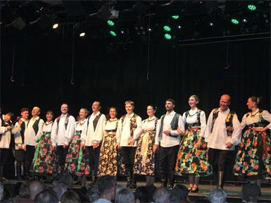 In farbenprächtigen Trachten präsentierten die Mitglieder von Kolo Slavuj und Piplići die Vielfalt der kroatischen Volkskultur.