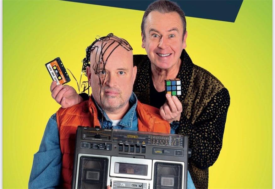 In ihrem Comedyprogramm Play und Rec. lassen Markus Hauptmann und Udo Huber das knallbunte Jahrzehnt in voller Pracht auferstehen mit schrillen Erinnerungen, absurden Geschichten und der alles entscheidenden Frage: Wie zur Hölle hat man damals ohne Handy, Internet und Streaming überlebt? 