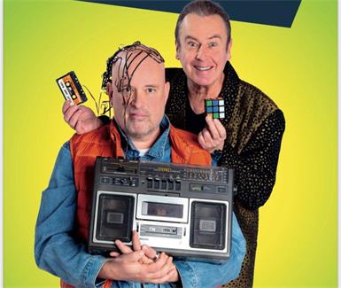 In ihrem Comedyprogramm Play und Rec. lassen Udo Huber und Markus Hauptmann das knallbunte Jahrzehnt der 80er in voller Pracht auferstehen mit schrillen Erinnerungen, absurden Geschichten und der alles entscheidenden Frage: Wie zur Hölle hat man damals ohne Handy, Internet und Streaming überlebt? Das erzählen die beiden am 25. März in Winden am See.