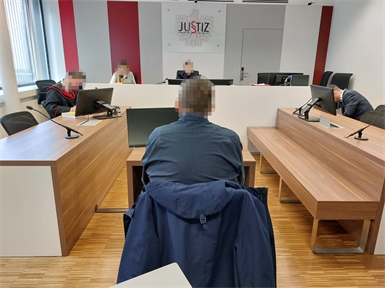 In zahlreichen Fällen hatte der Angeklagte als Vertragsbediensteter zu viel Geld verlangt.