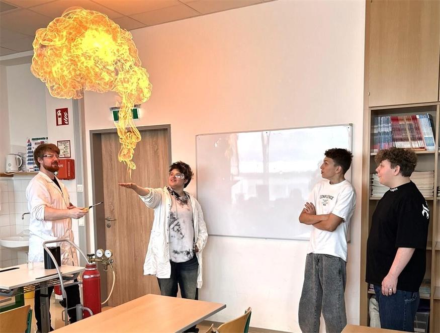 Industrie trifft Schule: Vortragender Matthias Bergthaler mit Mia Thiel, Mikel Pepaj und Tobias Tamerler (v. l.).