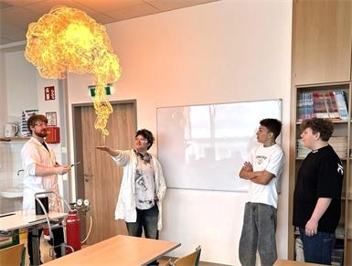 Industrie trifft Schule: Vortragender Matthias Bergthaler mit Mia Thiel, Mikel Pepaj und Tobias Tamerler (v. l.).