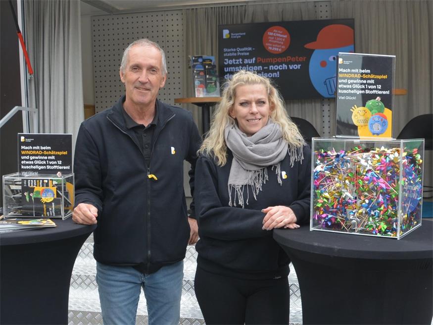 Information. Bei Gerald Troidl und Manuela Braumüller konnten sich Besucher die neuesten Entwicklungen und Angebote der Burgenland Energie informieren und ihr Schätzgeschick beim Erraten des Anzahl der Windräder in der Box ausprobieren.