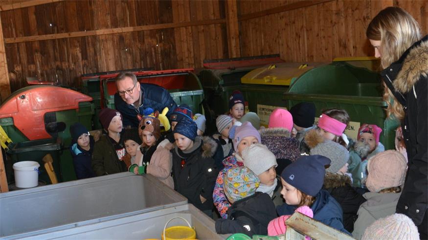 Kindergarten besuchte Altstoffsammelstelle in Schützen