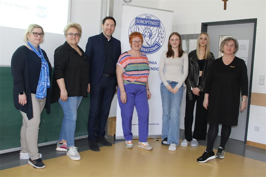 Informativer Vortrag. Clubschwestern Eva Gmeiner und Judith Grosinger, Direktor Markus Neuhold, Clubschwester Gabi Eich, die Schülerinnen Sophie Schütz und Melissa Lerner sowie Clubschwester Monika Pinter.