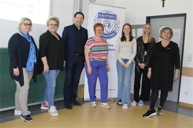 Informativer Vortrag. Clubschwestern Eva Gmeiner und Judith Grosinger, Direktor Markus Neuhold, Clubschwester Gabi Eich, die Schülerinnen Sophie Schütz und Melissa Lerner sowie Clubschwester Monika Pinter.