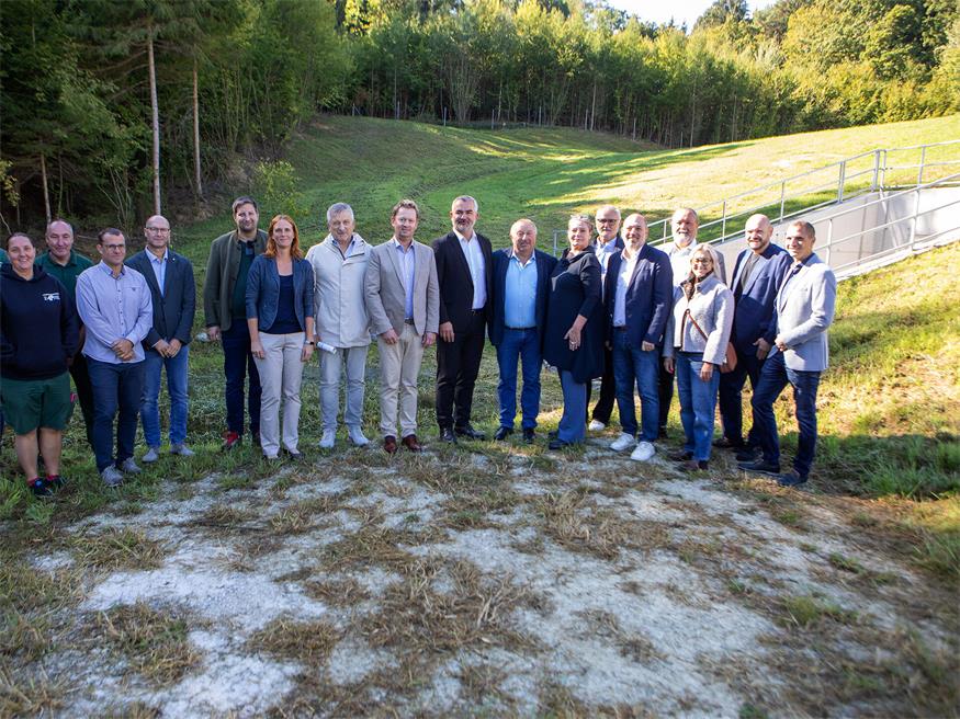 Infrastrukturlandesrat Mag. Heinrich Dorner mit Abteilungsvorstand DI (FH) Wolfgang Heckenast sowie allen Beteiligten sowie Anrainerinnen und Anrainern bei der Eröffnung des neuen Rückhaltebeckens in Riedlingsdorf. 