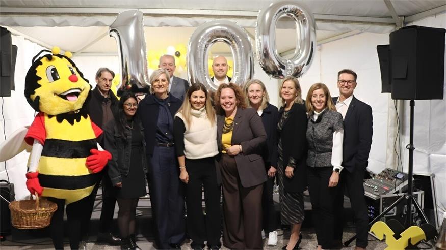 Ing. Gerald Simon, Tania Jalil (Serviceberaterin Filliale Pöttsching), Heidi Jäger (Regionalleiterin), Raiffeisenlandesbank Burgenland Präs. ÖkR. DI Erwin Tinhof, Julia Prünner, Manuela Rauchbauer (Bankstellenleiterin Pöttsching), Marc Bernhardt (Privatkundenbetreuer Filiale Pöttsching), Brigitta Neubauer (Serviceberaterin Filiale Pöttsching), Generaldirektor Stellvertreterin Mag. Eva Fugger, Generalbevollmächtigte Leiterin Retail & Private Banking Mag. Christina Locsmandy und Mag. Rudolf Suttner (Vorstandsdirektor Raiffeisenbank Burgenland).