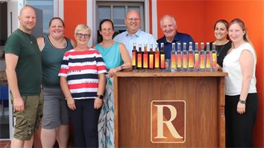 Ing. Peter Kutrowatz, Monika Rothammer, Renate Kutrowatz, Isabella Kutrowatz, Ing. Robert Kutrowatz, KommR. Ferdinand Kutrowatz, Jacqueline Deyl und Vanessa Kutrowatz. Die Verkostung von selbst gebrannten Schnaps trug zur guten Stimmung bei der Hausmesse bei. 