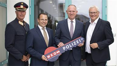 Innenminister Gerhard Karner besichtigte die neuen Räumlichkeiten für die Polizeischule in der Wirtschaftskammer persönlich. Hier bei der Schlüsselübergabe mit Hausherr Wirtschaftskammer-Präsident Andreas Wirth, Landespolizeidirektor Martin Huber und Bürgermeister Thomas Steiner.