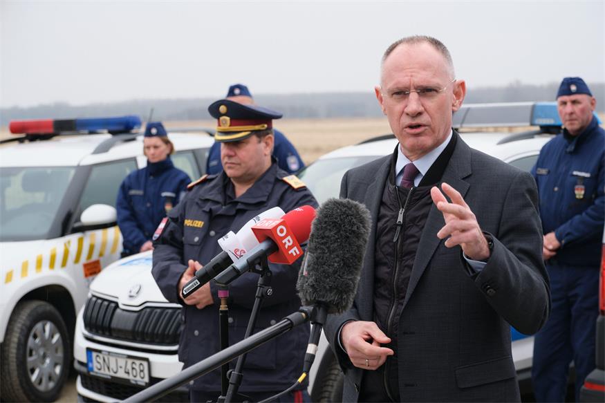 Innenminister Gerhard Karner gab an der Brücke von Andau einen Überblick über den Erfolg der Operation Fox.