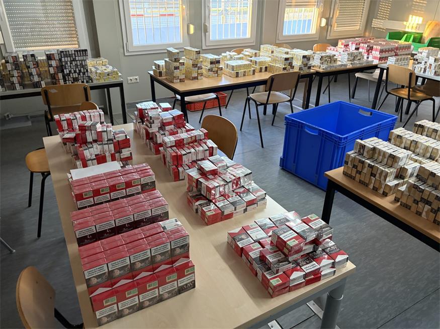 Insgesamt 100.960 Stück Zigaretten verschiedener Marken mit Herkunft wurden beschlagnahmt.
