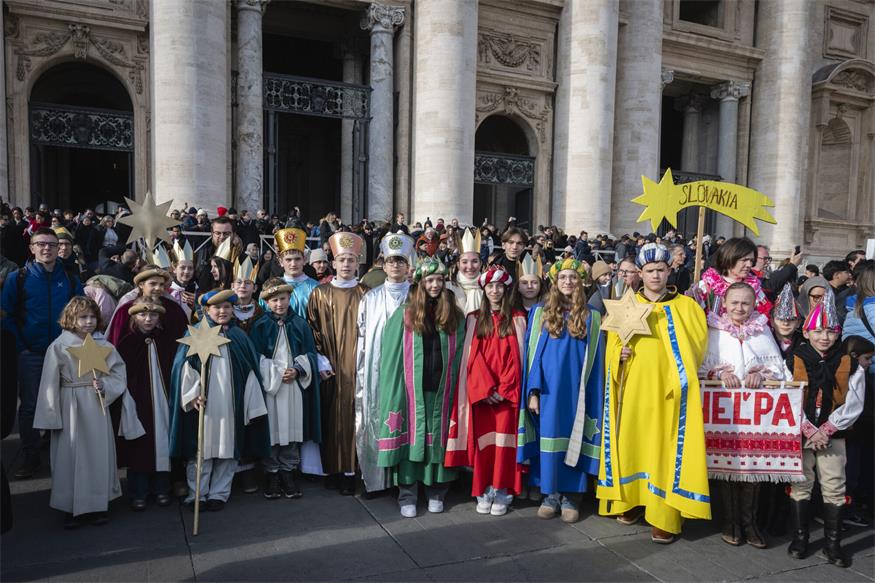 Insgesamt nahmen 19 Sternsingerinnen und Sternsinger aus Deutschland, der Schweiz, Italien, der Slowakei und Ungarn am Gottesdienst im Vatikan teil. Darunter auch Clara, Antonia, Alina und Tobias (im Bild rechts mit den farbenfrohen Umhängen) aus Frauenkirchen. 