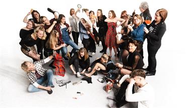 Inspiriert. Angelehnt an die FLASH! -Konzerte bringt der Pop Chor LEITHATONIX in zwei Konzerten Rock-, Indie- und Electronics-Musik der 200er-Jahre - abseits des Mainstream.