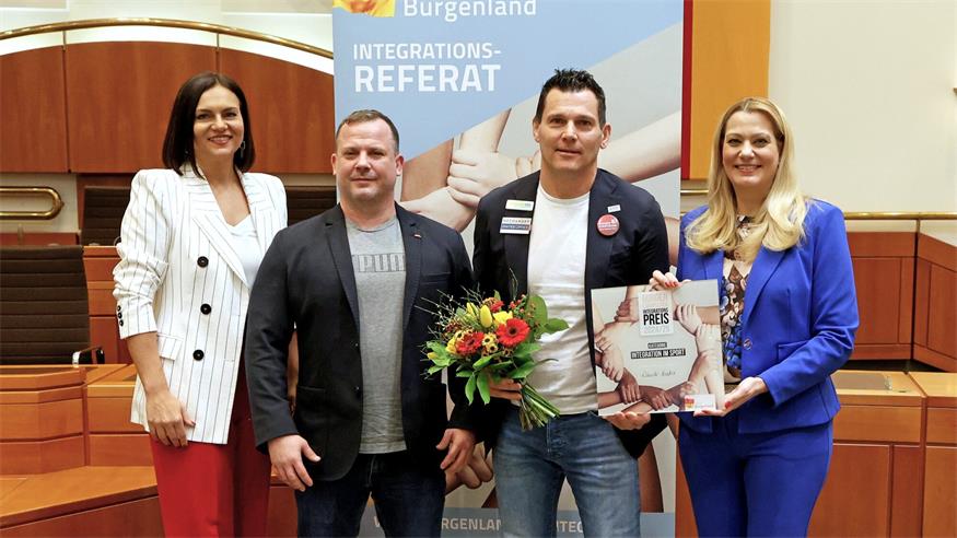 Integrationspreis für den ASKÖ Ringsport Neufeld: Landtagspräsidentin Astrid Eisenkopf, Trainer Marc Bock, Obmann Mario Schindler und Landesrätin Daniela Winkler (v.l.).