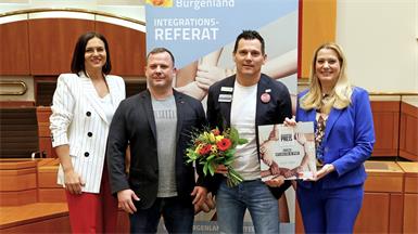 Integrationspreis für den ASKÖ Ringsport Neufeld: Landtagspräsidentin Astrid Eisenkopf, Trainer Marc Bock, Obmann Mario Schindler und Landesrätin Daniela Winkler (v.l.).