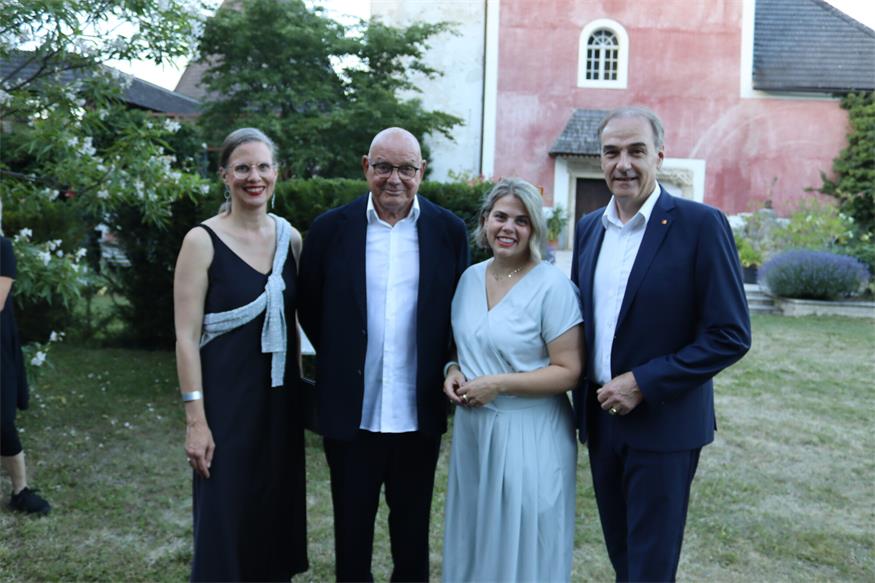 Intendant Wolfgang Böck freute sich, auch Landeshauptmann-Stellvertreterin Anja Haider-Wallner, Kulturbetriebe-Geschäftsführerin Claudia Priber und Landesrat Leonhard Schneemann in Kobersdorf begrüßen zu dürfen.