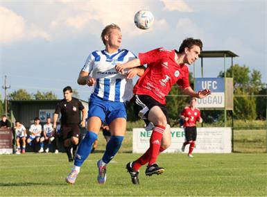 Intensive Zweikämpfe – wie hier zwischen Oggaus Kapitän Julian Kröss (l.) und Lukas Lippl (r.) – werden das Derby am Samstag prägen.