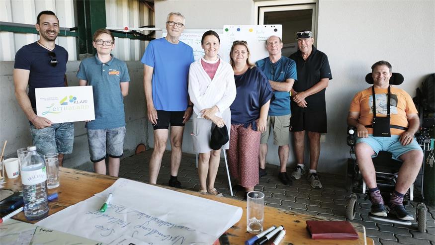 Interesse. Auch in Steinbrunn luden Bernhard Heimhilcher (KEM, l.) und Stefan Haider (Radlobby, 3.v.l.) zum Workshop, an dem auch Bürgermeisterin Isabella Radatz-Grauszer (4.v.r.) teilnahm.