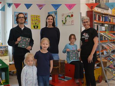 Interesse. Die Herausgeber Leon Schellhaas und Teresa Mossbauer (hinten,vl.l) mit Büchereileiterin Daniela Fidler sowie den begeisterten Zuhörerinnen Lena, Miria, und Elisabeth (v.l.) in der Gemeindebücherei Wimpassing.