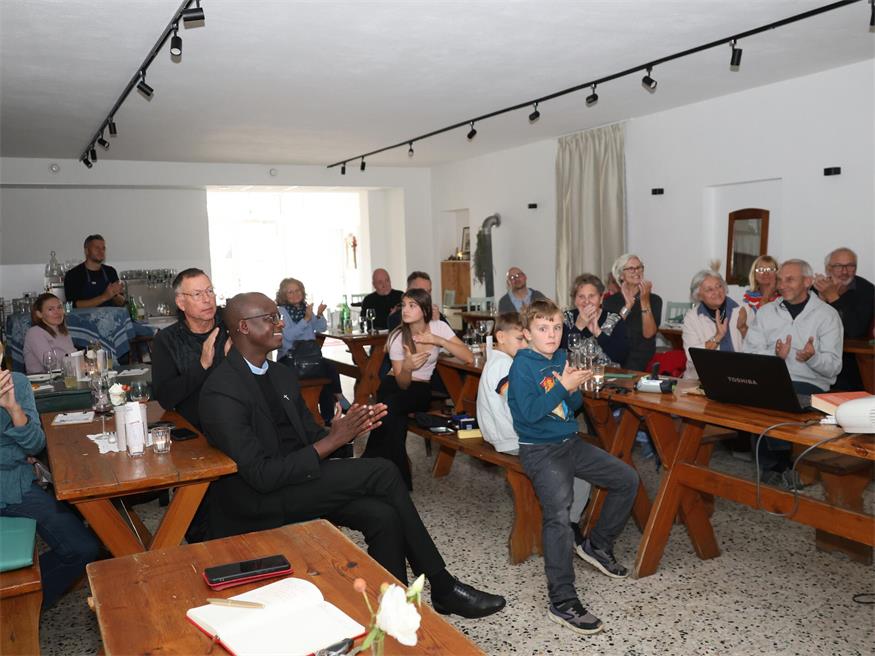 Interessierte Besucher des Vortrags von Dr. Hans Peter Wagentristl und Pater Innocent im Hofgassl-Heurigen.