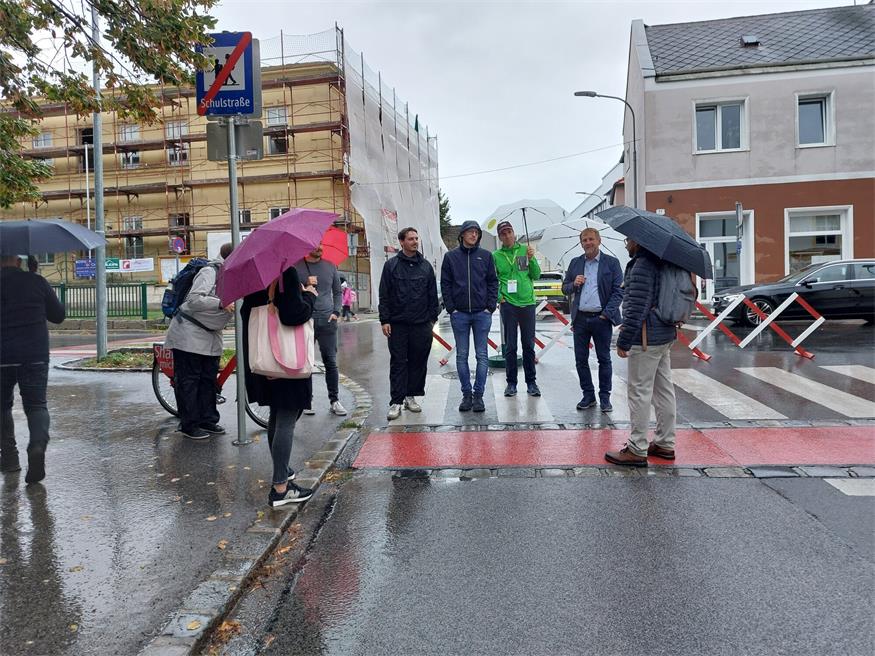 Interessierte Kongressteilnehmer besuchten die abgesperrte Schulstraße in Eisenstadt.