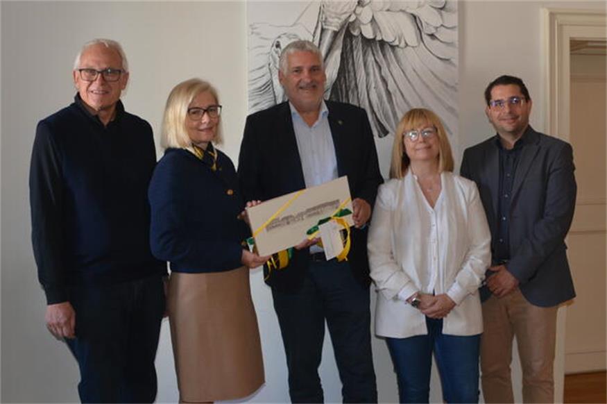 Intiative. Archivar Wolfgang Bachkönig, ungarischen Botschafterin in Österreich, Ihre Exzellenz Edit Szilágyiné Bátorfi, Bürgermeister Gerold Stagl, ungarische Archivdelegierte Krisztina Arany und Archivar Martin Krenn (v.l.) riefen das grenzübergreifende Archivprojekt ins Leben.