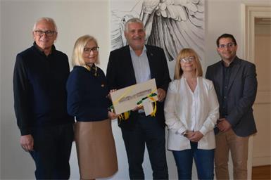 Intiative. Archivar Wolfgang Bachkönig, ungarischen Botschafterin in Österreich, Ihre Exzellenz Edit Szilágyiné Bátorfi, Bürgermeister Gerold Stagl, ungarische Archivdelegierte Krisztina Arany und Archivar Martin Krenn (v.l.) riefen das grenzübergreifende Archivprojekt ins Leben.