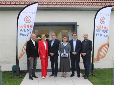 Intitiativ. Bernd Vogl, Geschäftsführer des Klima- und Energiefonds, Landeshauptmannstellvertreterin Anja Haider-Wallner, Vortragender Roger Hackstock, Projektleiterin Marion Schönfeldinger, Christoph Dolna-Gruber, von der österreichischen Energieagentur sowie Marcus Keding, Geschäftsführer der Forschung Burgenland, luden zum Wärmewendefestival nach Donnerskirchen. Bernd Vogl, Geschäftsführer des Klima- und Energiefonds, Marcus Keding, Geschäftsführer der Forschung Burgenland, und Projektleiterin Marion Schönfeldinger.