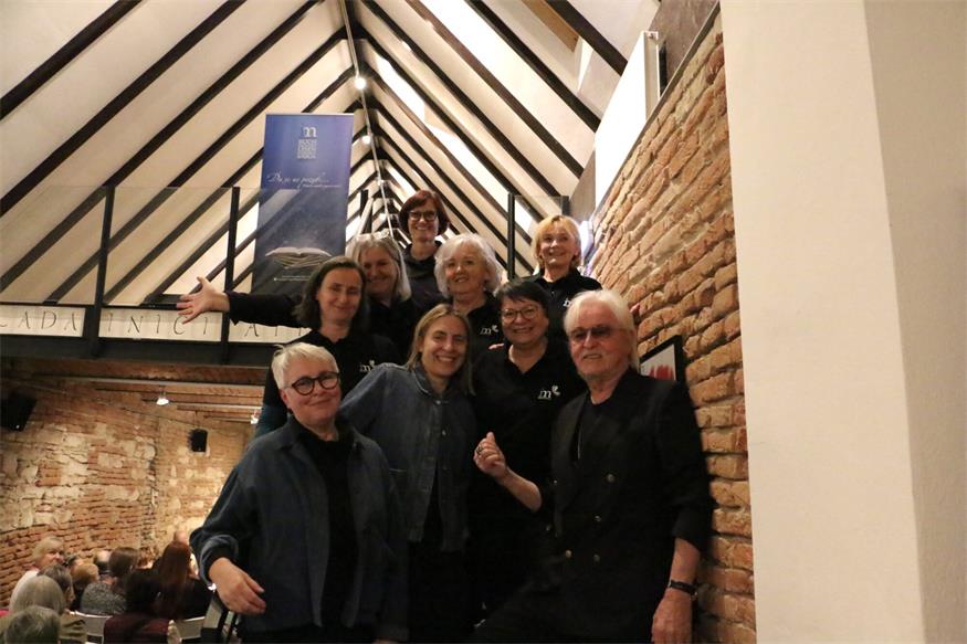 Iren Buzolich, Irma Jambrich, Gabi Marek, Tilda Hübl, Andrea Kerstinger, Marijana Kuzmits, Katharina Greiner, Andrea Karall und Reinhold Bilgeri bei der Lesung mit Musik in Kroatisch Minihof.