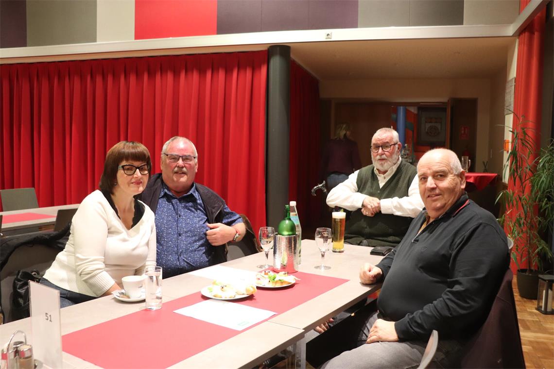 Irena und Sigi Zenz, Helmut Schreiter (Obmann des Theatervereins Neudörfl) und R...