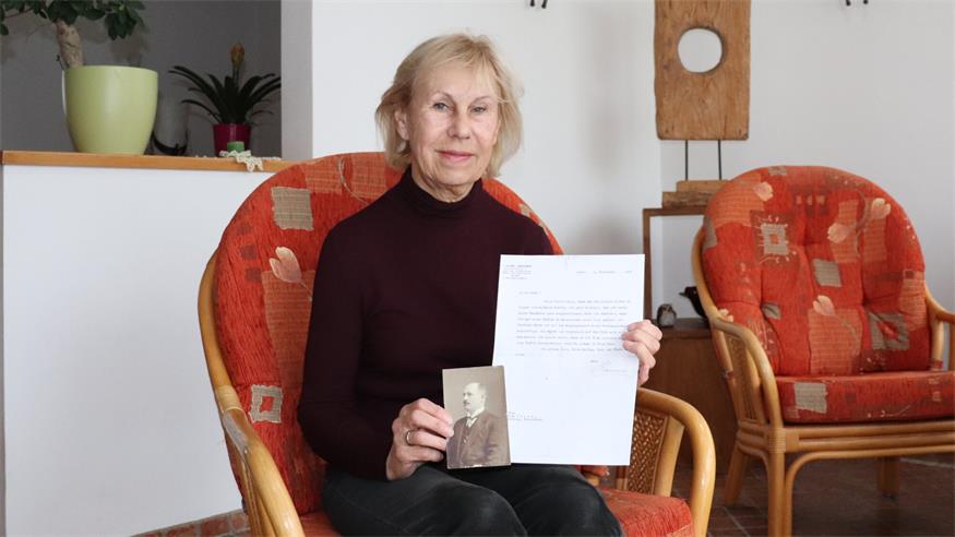 Irene Illes-Macho mit dem Bild ihres Großvaters, dem 1921 ermordeten Güssinger Kreisnotärs Josef Illés, und dem Briefverkehr mit Karl Renner, der die Familie sowohl Glück als auch Schwierigkeiten bringen sollte.