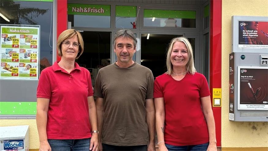 Irmgard Maierhofer (l.) , Bürgermeister Herbert Pinter und die neue Betreiberin Gabriela „Bella“ Piller vor dem Nahversorger in Zemendorf. 