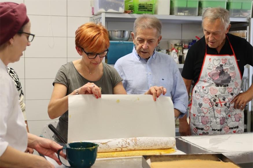 Irmgard Pomper führte in die genussvolle Welt der Cremeschnitten ein.