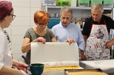 Irmgard Pomper führte in die genussvolle Welt der Cremeschnitten ein.