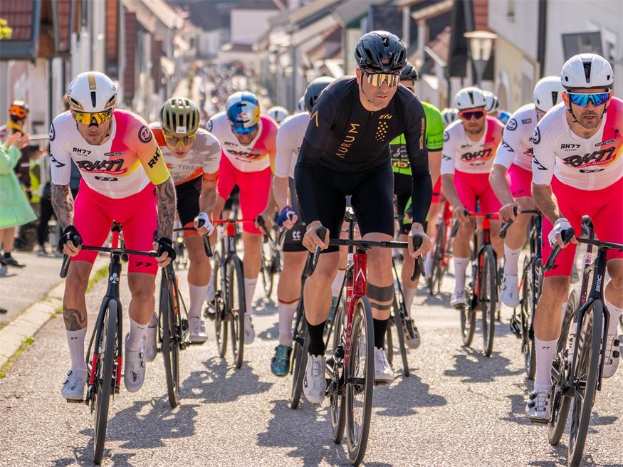 Ivan Basso (Mitte) ist offizieller Botschafter der Amateur-WM.