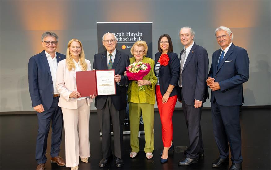 JHP-Ehrenmitgliedschaft Josef Pratl: JHP-Geschäftsführer  Michael Gerbavsits, Landesrätin Daniela Winkler, JHP-Ehrenmitglied Josef Pratl mit Gattin, Landtagspräsidentin  Astrid Eisenkopf, JHP-Rektor Gerhard Krammer und Laudator Prof. Walter Reicher. 