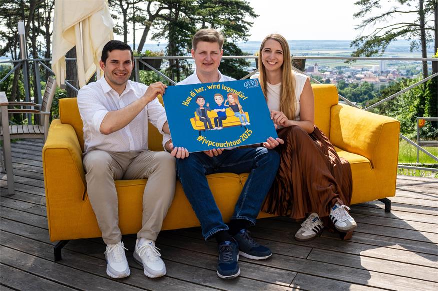 JVP-Landesgeschäftsführer Wolf Steinhäusl, Landesobmann Daniel Heintz und Landesgeschäftsführerin Stefanie Graf (v.l.) auf der gelben Couch.