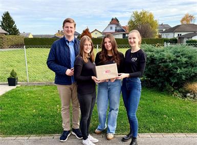 JVP-Landesobmann Daniel Heintz, JVP-Bezirksobfrau Lea Zlatarits, Marlena Hafner und Julia Schieber (v.l.) rufen zur Unterstützung der Aktion „Weihnachten im Schuhkarton“ auf.