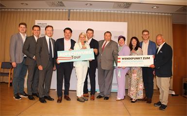 JVP-Landesobmann Daniel Heintz, ÖVP-Landesgeschäftsführer Matthias Wukitsch, ÖVP-Bezirksparteiobmann Niki Berlakovich, ÖVP-Landesparteiobmann Christoph Zarits, Bundesministerin Klaudia Tanner, Bürgermeister Johann Heisz, ÖVP-Klubobmann Bernd Strobl, Vizebürgermeisterin Christina Köppel, Wirtschaftskammer-Regionalstellenobfrau Martina Mohapp, Landtagsabgeordneter Patrik Fazekas und Seniorenbund-Landesobmann Rudolf Strommer beim Frühjahrsempfang.
