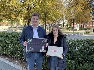 JVP-Landesobmann Daniel Heintz und JVP-Bezirksobfrau Lea Zlatarits rufen zur Unterstützung der Aktion „Weihnachten im Schuhkarton“ auf.