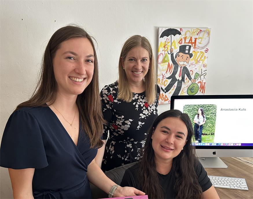 JW-Bezirksvorsitzende Carina Lehner und Regionalstellenleiterin Evelyn Zarits mit Unternehmerin Anastasiia Kuts.