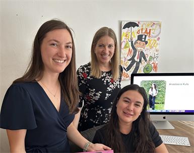 JW-Bezirksvorsitzende Carina Lehner und Regionalstellenleiterin Evelyn Zarits mit Unternehmerin Anastasiia Kuts.