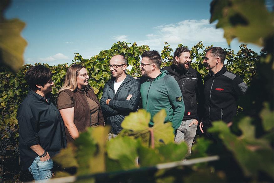 Jacqueline Klein (Weingut Jacqueline Klein), Sophie I. Smoley (Weingut Wilhelm Thell), Thomas Gratzer (Weingut Zantho), Hannes Reeh (Weingut Hannes Reeh), Michael Schwarz (Weingut Schwarz) und Erich Scheiblhofer (Weingut Scheiblhofer) laden zum Tag der offenen Kellertür.