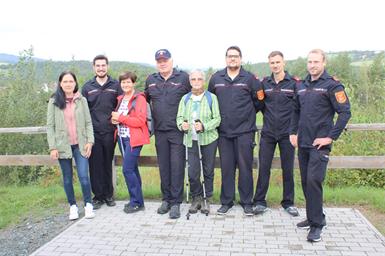 Jacqueline Winhofer, Raphael Morth, Hildegard Thurner, Hermann Schlögl, Wilma Kainz, Michael Weber, Markus Baumgartner und Kommandant Stefan Weber beim Wandertag.