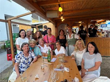 Jährliches Klassentreffen am Winzerkirtag:  Gerti, Ulli, Andrea, Martina, Margot, Claudia Stehend von links nach rechts: Karin, Martina, Uschi, Vizebürgermeisterin Charlotte Toth Kanyak, Trixi, landeshauptmannstellvertreterin Anja Haider Wallner